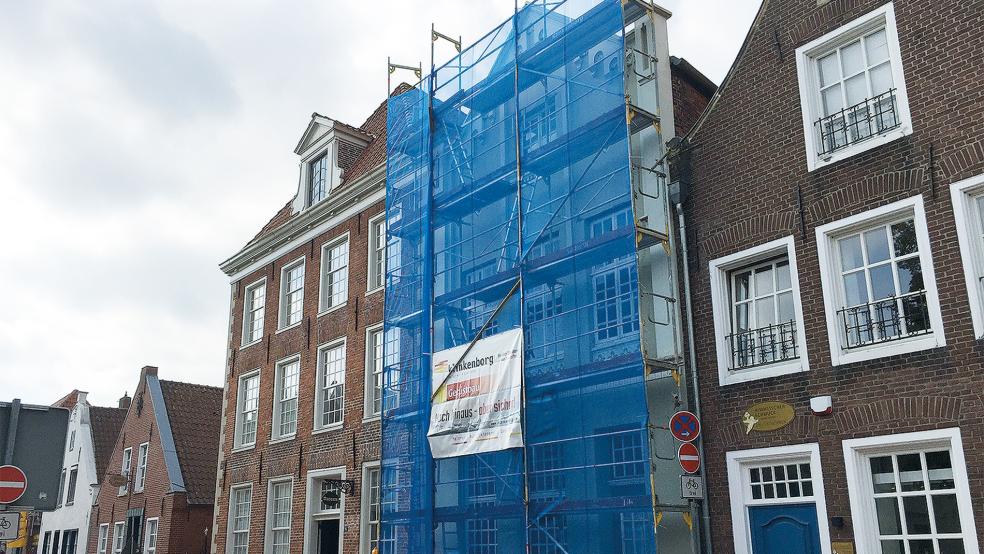 Gerüstet für die Sanierung: Das Museumsgebäude Neue Straße 12 in Leer.  © Foto: Heimatverein