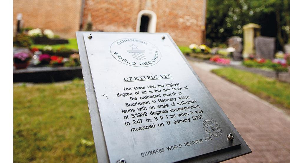 Der Kirchturm in Suurhusen ist seinen Rekord als schiefster Turm los.  © Foto: Schuldt/dpa