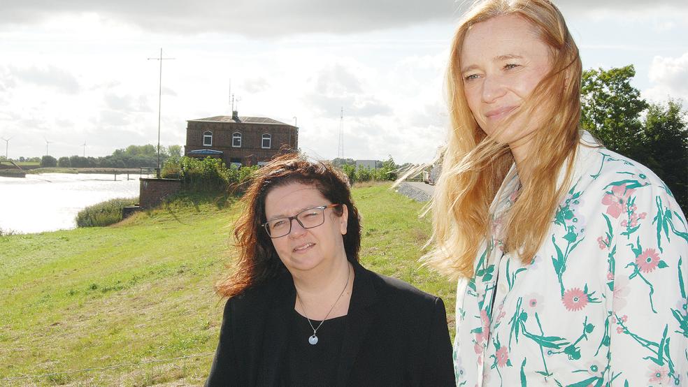 Ortstermin am Emsdeich: Anja Troff-Schaffarzyk und Dorothee Martin vor dem alten Brückenwärterhaus der Friesenbrücke.  © Foto: Hoegen