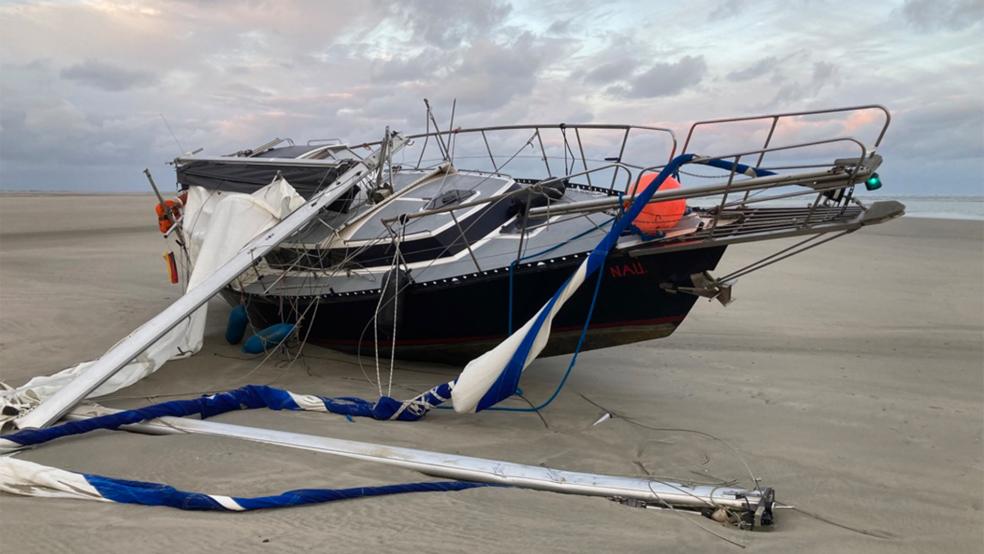 Die Yacht des Einhandseglers liegt jetzt stark beschädigt auf dem Strand der Insel Juist.  © Foto: Feuerwehr