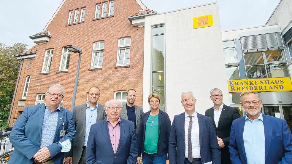 Vorfreude auf die Bauprojekte am Krankenhaus Rheiderland: (von links) Geschäftsführer Holger Glienke, Architekt Karsten Woltermann, Jakobus Baumann (Vorsitzender Krankenhausverein), Henning Fietz (Suchtkrankenhilfe Ostfriesland), Meta Janssen-Kucz (Verein für Gesellschaft zur Hilfe für suchtgefährdete und abhängige Menschen), Landrat Matthias Groote, Bürgermeister Heiko Abbas und Bernd Lindemann (Schriftführer Krankenhausverein).  © Fotos: Hanken