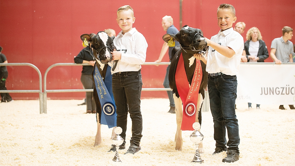 Auf dem Foto sind die Sieger in der Altersgruppe sieben bis neun Jahre, Magnus Haßbargen aus Barstede und Wilko Geerdes aus Bunde (links) zu sehen. © Fotos: Verein Ostfriesischer Stammviehzüchter