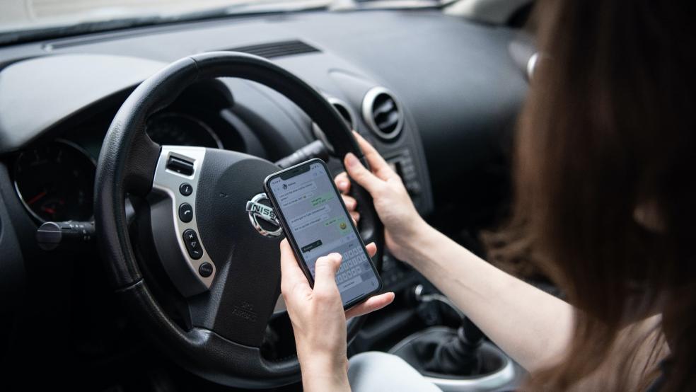 Die Polizei kontrolliert, ob Autofahrer während der Fahrt ihr Handy benutzen. © Erichsen/dpa