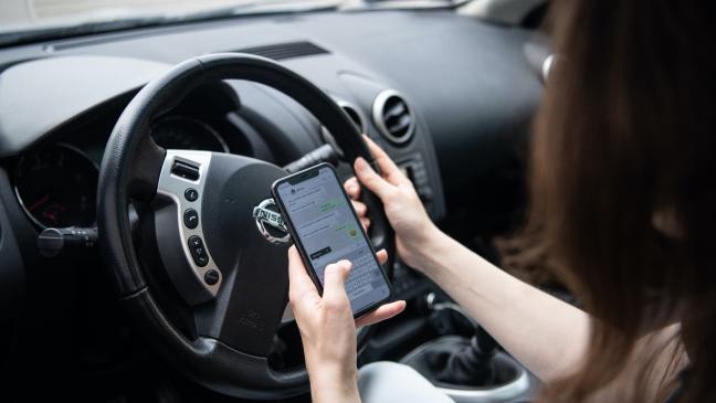 Polizei kontrolliert Handy am Steuer