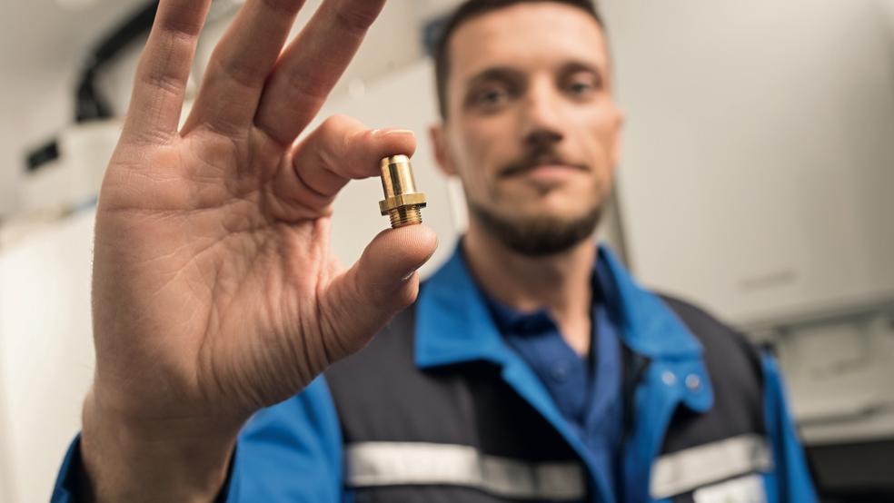 Solche Brennerdüsen muss EWE Netz an den Gasgeräten häufig tauschen. © Foto: Carsten Heidmann