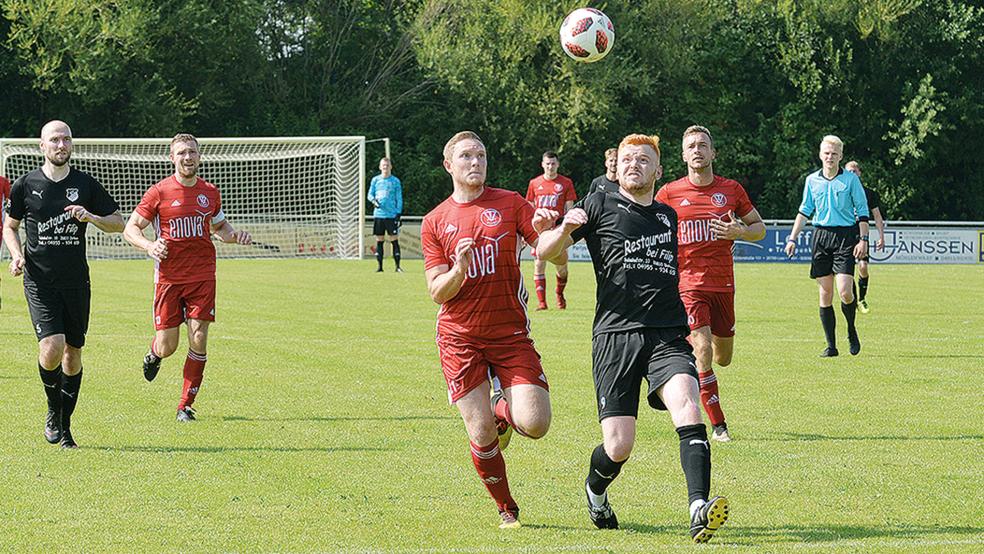 Ein Duell zwischen Bundes Tim Huxsohl (Mitte, rotes Trikot) und Holtlands Daniel Diekmann gibt es am Sonnabend nicht.  © Foto: Born