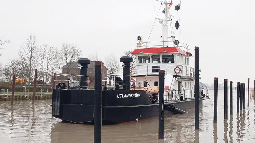 Die »Utlandshörn« hat auch bereits im Jemgumer Hafen für ausreichende Fahrtiefe gesorgt.  © Foto: privat