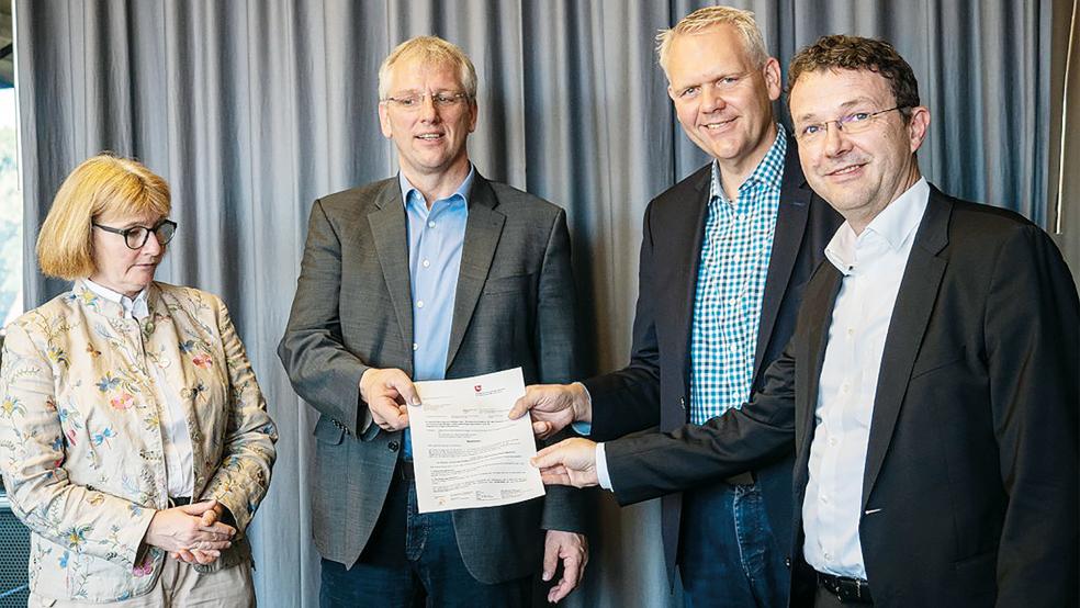 Von links: Kirchenpräsidentin Dr. Susanne Bei der Wieden, der kaufmännische JaLB-Vorstand Gerhard Plenter, Minister Björn Thümler und der wissenschaftliche JaLB-Vorstand Professor Dr. Kestutis Daugirdas.  © Foto: privat