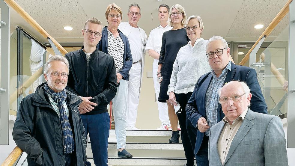 Freuen sich über den regen Austausch (von links): Lutz Drewniok (Abgeordneter Stadtrat Weener), Julian Pahlke, Meta Janssen-Kucz, Dr. med. Markus Dornbach (Chefarzt der Klinik für Innere Medizin), Dr. med. Klaus Kayser (Chefarzt der Klinik für Gefäßchirurgie), Daniela Kamp (Kaufmännische Leitung und Prokuristin), Heike Kliegelhöfer (Pflegedirektorin), Holger Glienke (Geschäftsführer), Jakobus Baumann (Vorsitzender Allgemeiner Krankenhausverein für das Rheiderland).  © Foto: privat