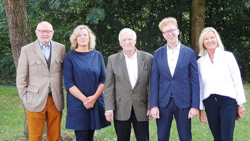Der Vorstand der Stiftung: (von links) Carlo Grün (Vorstand Stiftung), Dr. Julia Schulte to Bühne (ehemaliges Vorstandsmitglied Stiftung), Walter Theuerkauf (Vorstandsvorsitzender Stiftung), Dr. Torsten Müller (neues Vorstandsmitglied Stiftung), Bente Juhl (Projektleitung Monumentendienst)  © Foto: privat