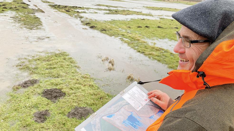 Heinrich Pegel (NLWKN) vor dem regelbaren Wehr in Bedekaspel.  © Foto: NLWKN