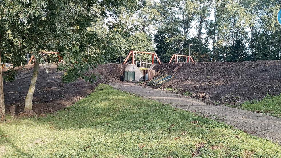 Der Erdwall am Spielplatz im Hafenvorland von Jemgum wird derzeit ausgebessert.  © Foto: privat