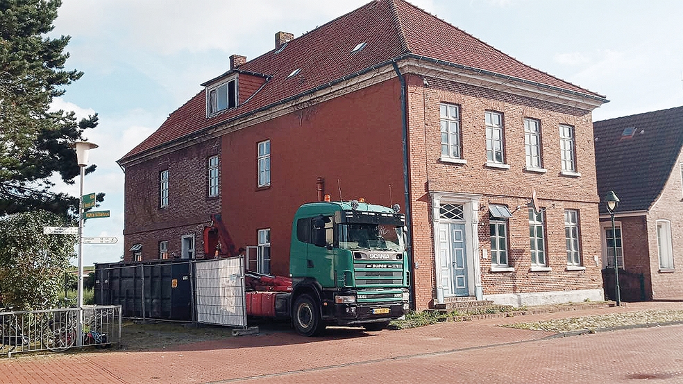 Im Inneren des historischen Amtshauses am Jemgumer Marktplatz wird derzeit kräftig gewirbelt.  © Foto: Hanken