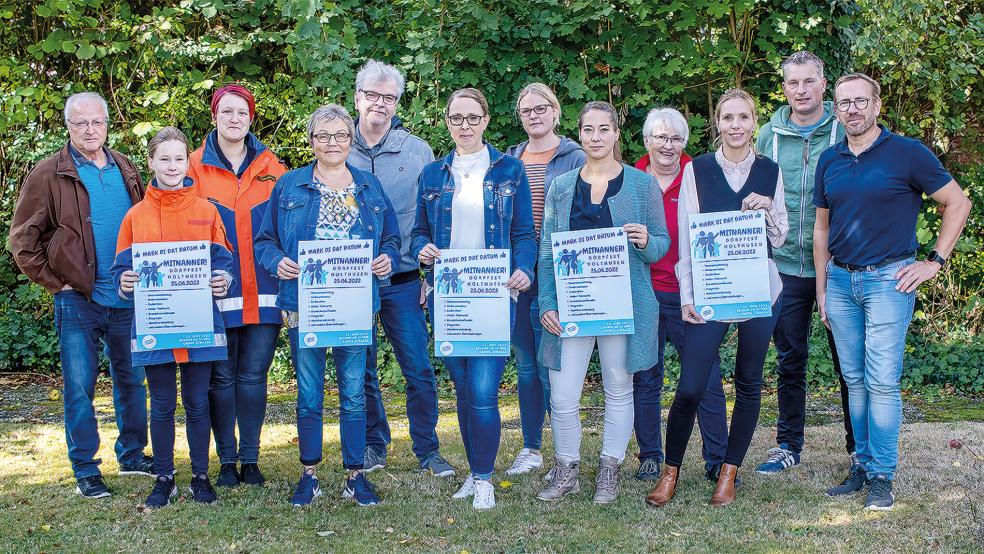 Bei der Übergabe der Einnahmen des Dorffestes: Gerrit Dreesmann (Ortsvorsteher), Vanessa Jans und Mareike Riemeyer (Jugendfeuerwehr), Gisela Hinderks (Kirche), Gerald Jungeblut und Biggi Röskens (TuS Holthusen), Nina Bloem und Melanie Yzer (Förderverein Kindergarten), Heide Robbe (Orgateam), Hedda Wübbena (Förderverein Grundschule), Jörg-Hendrik Meinders und Detlef Wallenstein (beide Orgateam).  © Foto: David Jungeblut