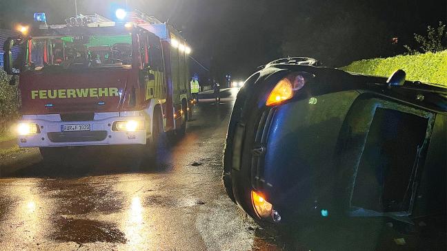 Feuerwehr befreit verletzten Fahrer aus Auto