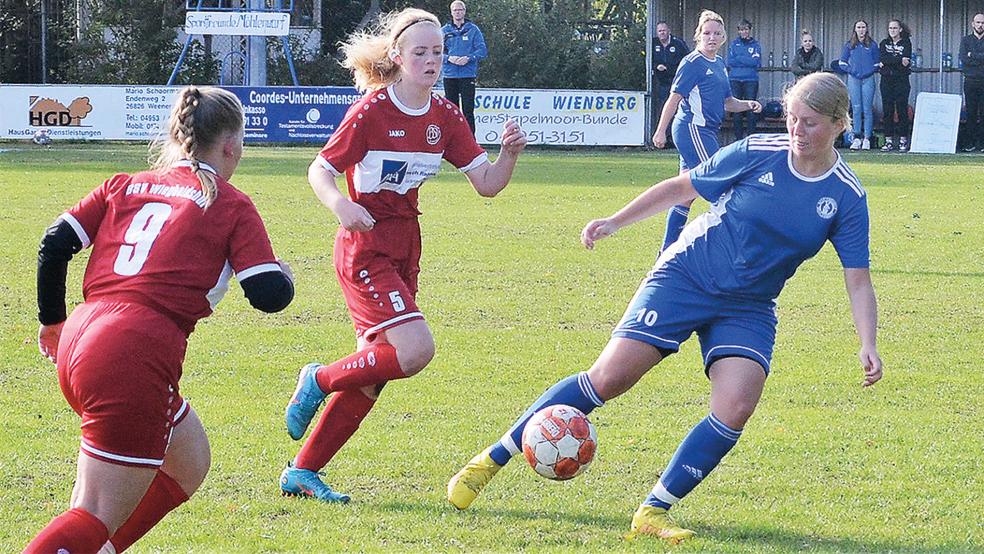 Svenja Krüger (rechts) musste gegen Wiegboldsbur nach 41 Minuten verletzt ausgewechselt werden.  © Foto: Ammermann