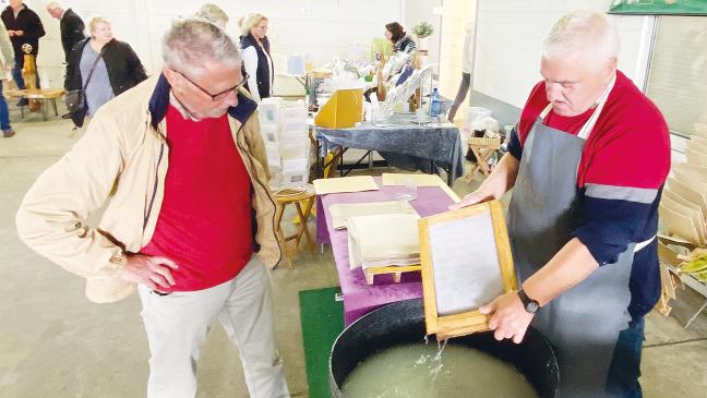 Flüssiges Papier, bunte Bonbons und Körbe