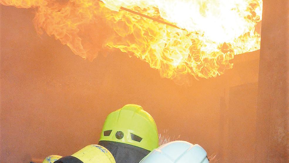 Die Hitze eines echten Feuers fordert heraus.  © Fotos: Ammermann
