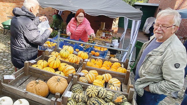 Herbstmarkt an der Ditzumer Mühle mit Kürbissen, Äpfeln und Stöberstube
