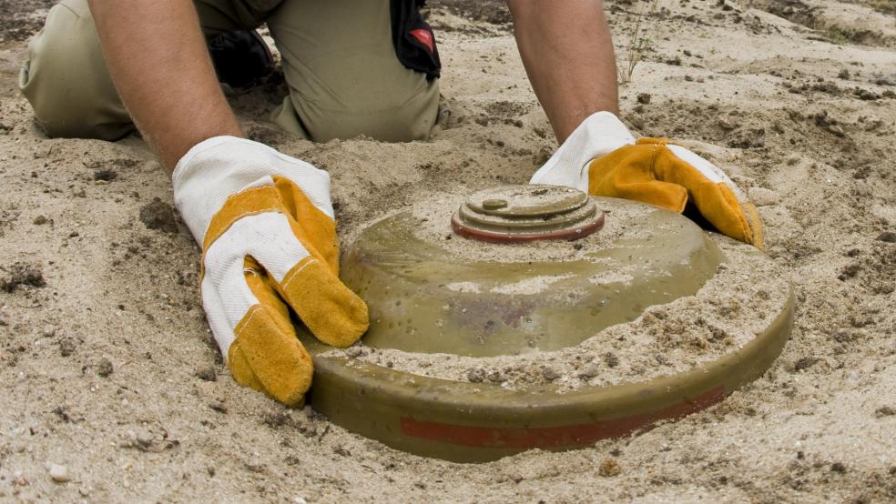 Eine Panzerabwehrmine (Beispielfoto) wird am Mittwoch im Bereich der Ledabrücke von Experten gesprengt. © dpa