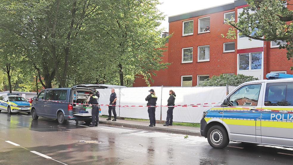 in großes Aufgebot an Polizeibeamten, auch aus dem Kreis Wittmund, war am Montag in der Popenser Straße in Aurich im Einsatz.  © Foto: Hermanns
