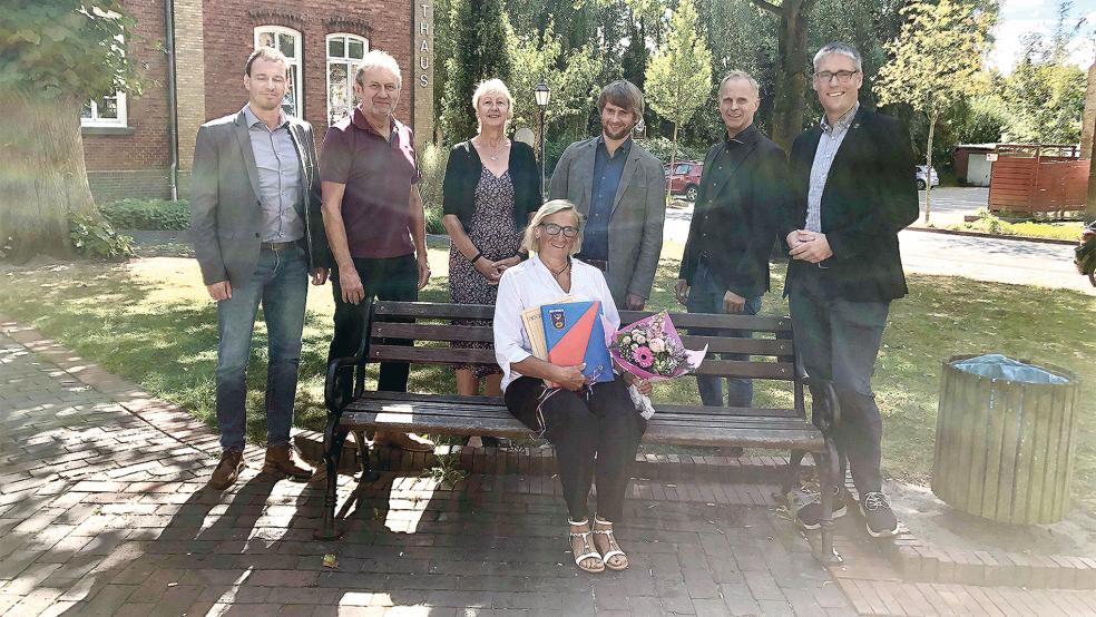 Henny Frey (sitzend) geht nach über 48 Jahren in den Ruhestand. In einer Feierstunde wurde sie von Bürgermeister Heiko Abbas (von rechts), Hermann Welp, Stefan Schmitz, Angelika Janßen-Harms, Robert Sonnenberg und Ingo Großpietsch verabschiedet.  © Foto: privat