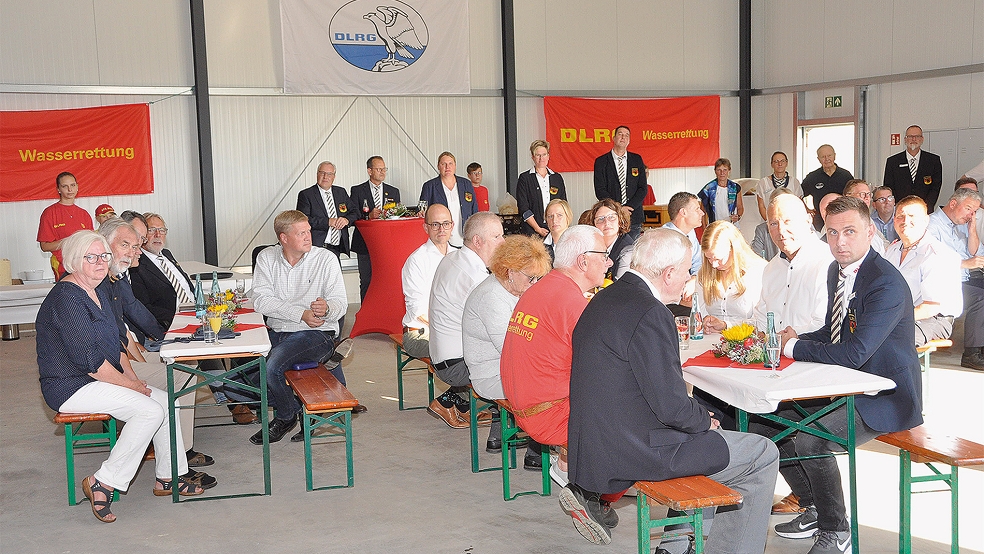Die DLRG Ortsgruppe Leer weihte ihre neue Fahrzeughalle offiziell ein.  © Foto: Wolters