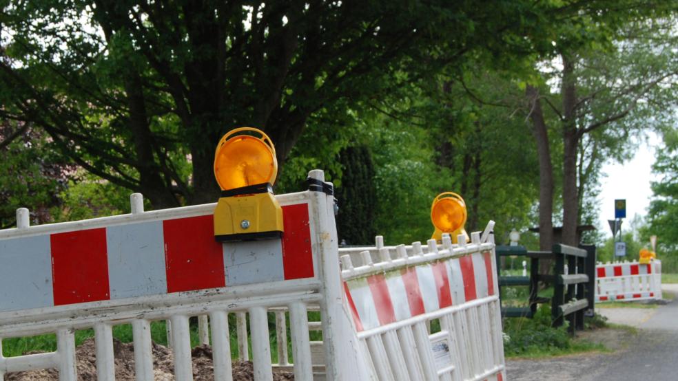 Sperrbaken wie diese werden heute wohl auch an der K 32 in Holthuserheide stehen.  © Symbolfoto: Hoegen