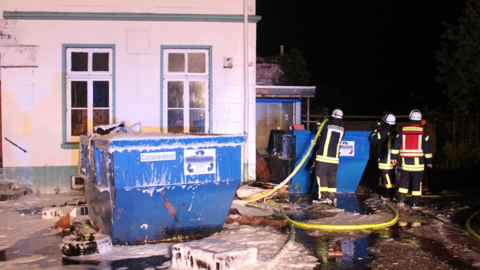 Die brennenden Container standen direkt vor der ehemaligen Kneipe "Klöntje" in Weener. © J. Rand/Feuerwehr