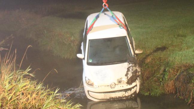 Auto landet bei Unfall im Graben