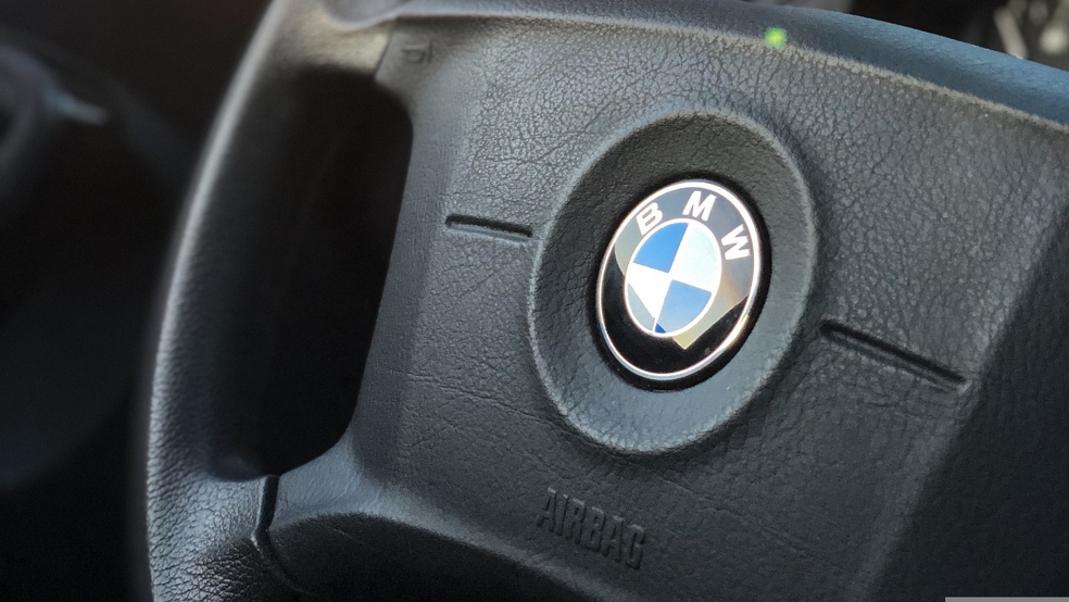 Nachdem die Geschwindigkeitsbegrenzung aufgehoben wurde, beschleunigte der Fahrer seinen BMW.  © Pixabay (Symbolfoto)