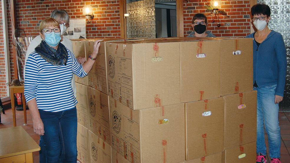 Fertig für den Abtransport: Linda Glowczewksi, Almut Hansen, Monika Haase und Heidi Ewaldt (von links) mit den 34 im vergangenen Jahr gepackten Transportkartons für »Weihnachten im Schuhkarton« im Gemeindezentrum der Baptisten.  © Foto: Hoegen