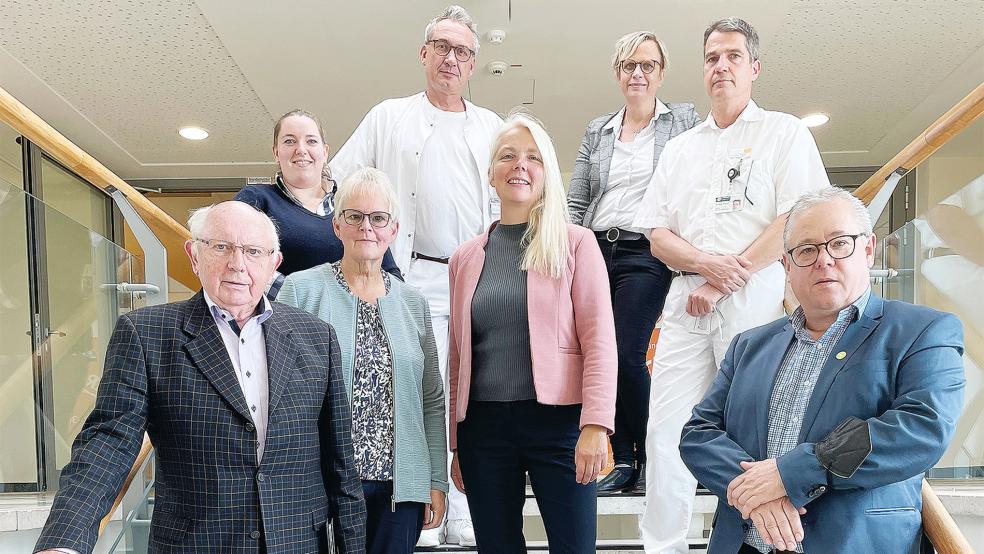 Austausch über das Krankenhaus Rheiderland: (von links) Jakobus Baumann (Vorsitzender des Krankenhausvereins), Meike Lübbers (Vorsitzende Junge Union Leer), Hildegard Hinderks (Vorsitzende CDU-Stadtverband Weener), Dr. Markus Dornbach (Chefarzt der Klinik für Innere Medizin), Silke Kuhlemann (CDU-Landtagskandidatin), Heike Kliegelhöfer (Pflegedirektorin der Klinikum Leer), Dr. Klaus Kayser (Chefarzt der Klinik für Gefäßchirurgie) und Holger Glienke (Geschäftsführer der Klinikum Leer).  © Foto: Klinikum