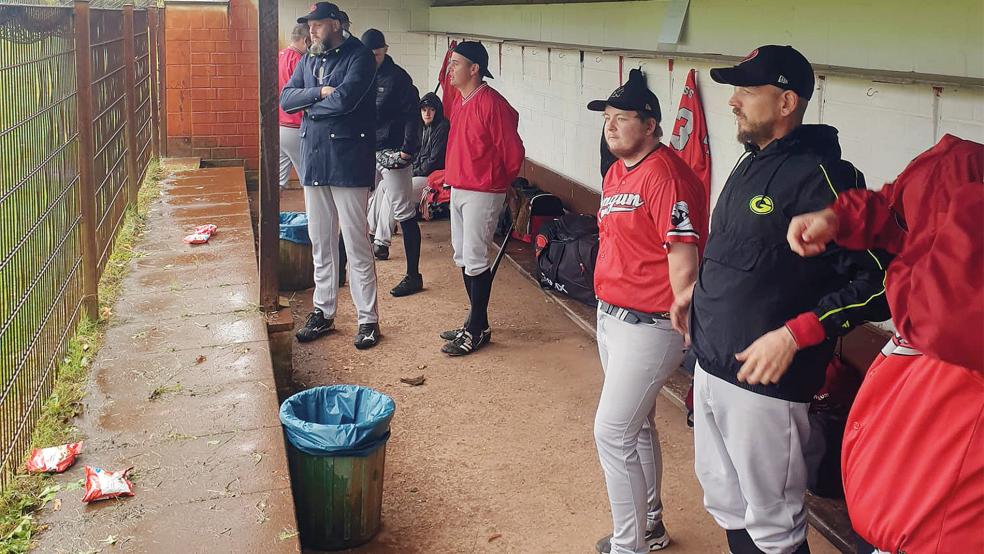 Während des Spiels mussten die Jemgumer eine gute Viertelstunde Regenpause auf der Ersatzbank, dem Dugout, machen.  © Foto: privat