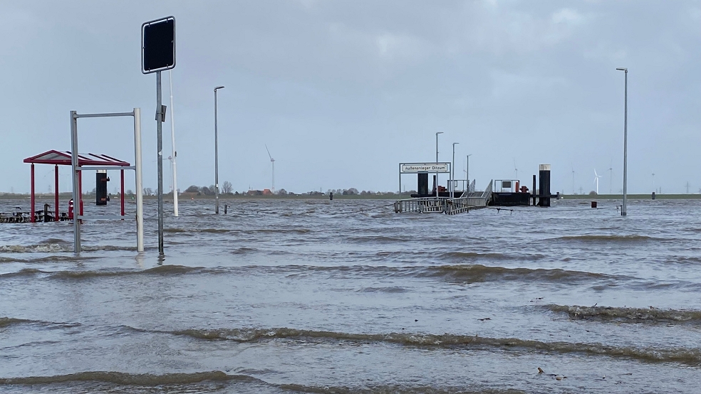 Sturmflut Nadia sorgte Ende Januar auch in Ditzum wieder für nasse Füße. Mit neuen Strategien will der NLWKN den Hochwasserschutz verstärken. © Hanken