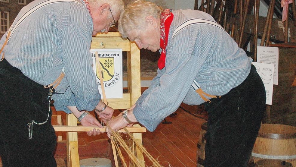 Heinz Kampus und Dieter Meyer vom Heimatverein Rhede demonstrierten im Juni 2013 im Heimatmuseum in Weener, wie man Seile schlägt. Dieses alte Handwerk will der Heimatkundliche Arbeitskreis während seiner Ausstellung mit eigenen Leuten präsentieren.  © Archivfoto: de Winter