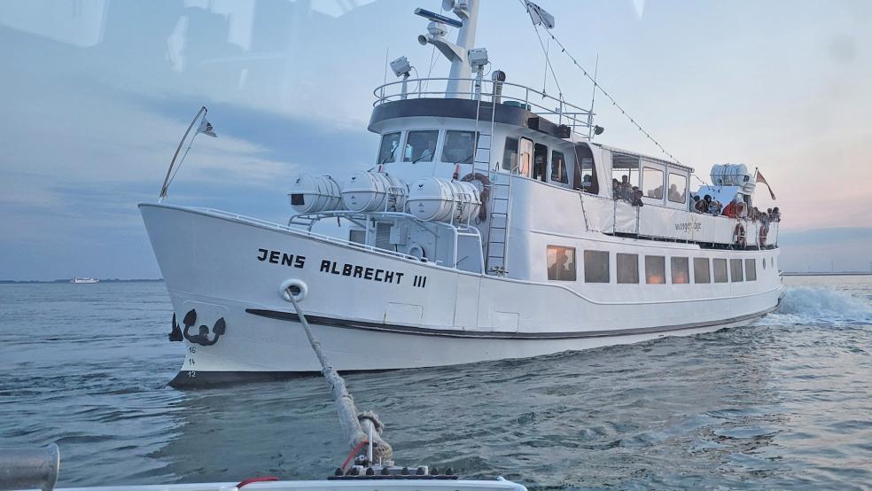 137 Menschen an Bord, darunter über 100 Kinder, mussten bei zunächst ablaufendem Wasser insgesamt viereinhalb Stunden ausharren, bevor die Seenotretter das Fahrgastschiff aus seiner misslichen Lage befreien konnte. © DGzRS