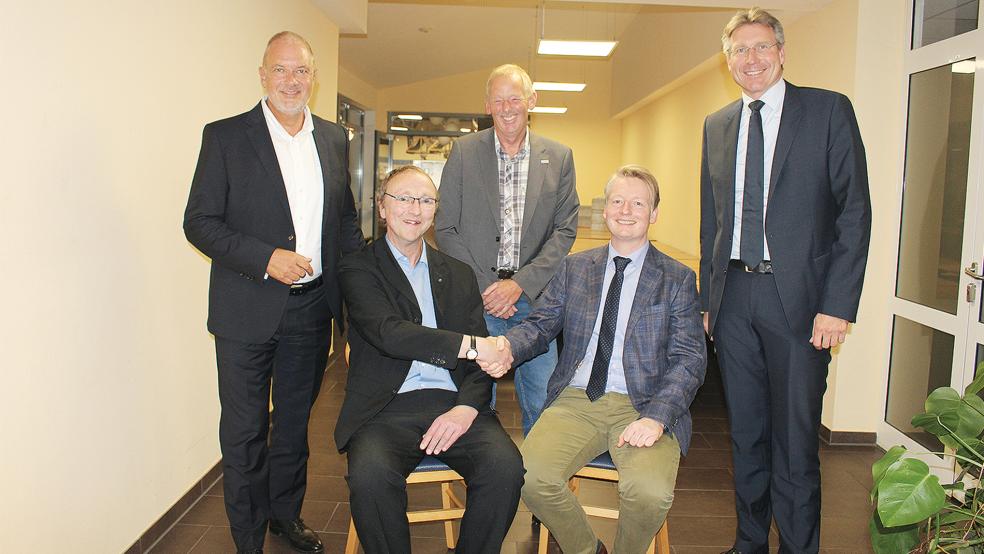 Stühlerücken im Lebenshilfe-Vorstand: Der bisherige Vorstand Jann Meeuw aus Remels reichte sein Amt an den Leeraner Kaufmann Christian Brahms (beide sitzend von links) weiter. Weil auch der bisherige Schatzmeister Erhard Meyer (stehend, Mitte) auf sein Amt verzichtete, wurde Holger Franz aus Leer (ganz links) als neuer Schatzmeister gewählt. Der bisherige Beisitzer Frank Böse (rechts) rückte als stellvertretender Vorstand nach. Jann Meeuw bleibt dem Gremium auch zukünftig als Beisitzer erhalten. <br />  © Foto: privat