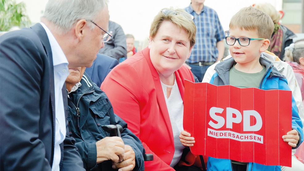 Zwischen Enkelsohn und Landesvater: Hanne Modder mit ihrem Enkel Moritz (6) und Ministerpräsident Stephan Weil beim Wahlkampfauftritt in Leer vor zwei Wochen.  © Foto: Hanken