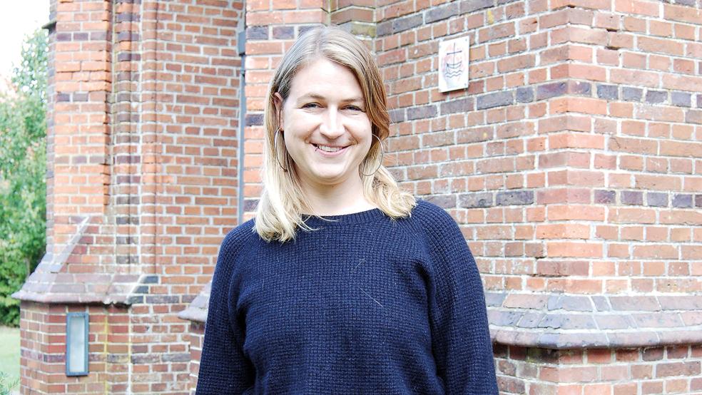 Sie versteckt sich nicht hinter den Backsteinmauern der Friedenskirche, sondern geht offensiv mit dem Thema Soziale Medien um: Pastorin Ina Jäckel.  © Foto: Hoegen