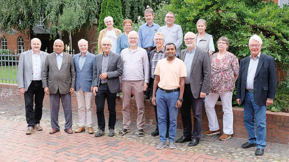 Im Bild von links (vordere Reihe): Pastor Sven Grundmann, Bischof Johan Dang, Regionalbischof Dr. Detlef Klahr, Dr. Christian Reiser, Superintendent Dr. Helmut Kirschstein, Pastor Ulrich Wittmann, Roiyan Bolbandia, Pastor Henning Behrends, Anita Broers, Friedrich Franke; hintere Reihe von links: Pastor i.R. Michael Schaper, Marga Pradel, Pastor Kurt Herrera, Kirchenkreisjugenddiakon Michael Vogt und Helga Janßen.  © Foto: privat