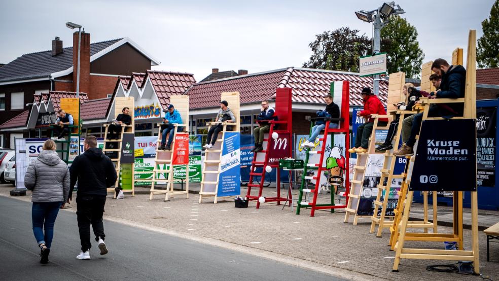 Da sitzen sie: 52 Stunden sollen die Teilnehmer bei der ersten Rhauderfehner Pfahlsitzmeisterschaft auf ihren Pfählen ausharren. Wer es bis zum Ende schafft, kann bis zu 5000 Euro gewinnen.  © Schuldt (dpa)