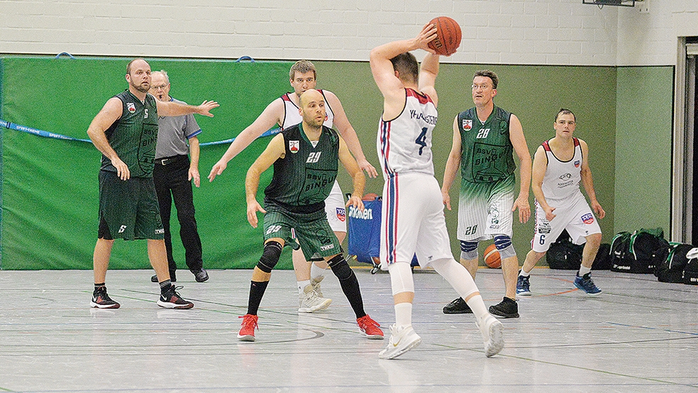 Die Basketballer des BSV Bingum (dunkelgrüne Trikots) waren zuletzt im Dezember 2021 gegen Rastede II im Einsatz.  © Foto: privat