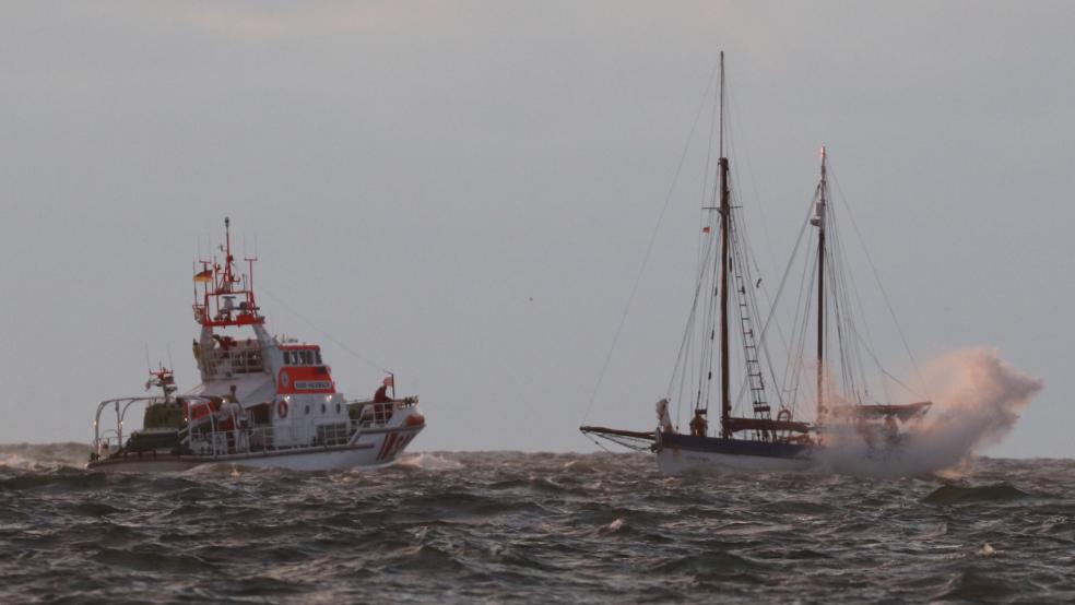 Mit dem Seenotrettungskreuzer Hans Hackmack der DGzRS haben die Seenotretter vor Norderney vier Segler in der gefährlichen Brandungszone aus Lebensgefahr befreit. © Stürenburg/DGzRS