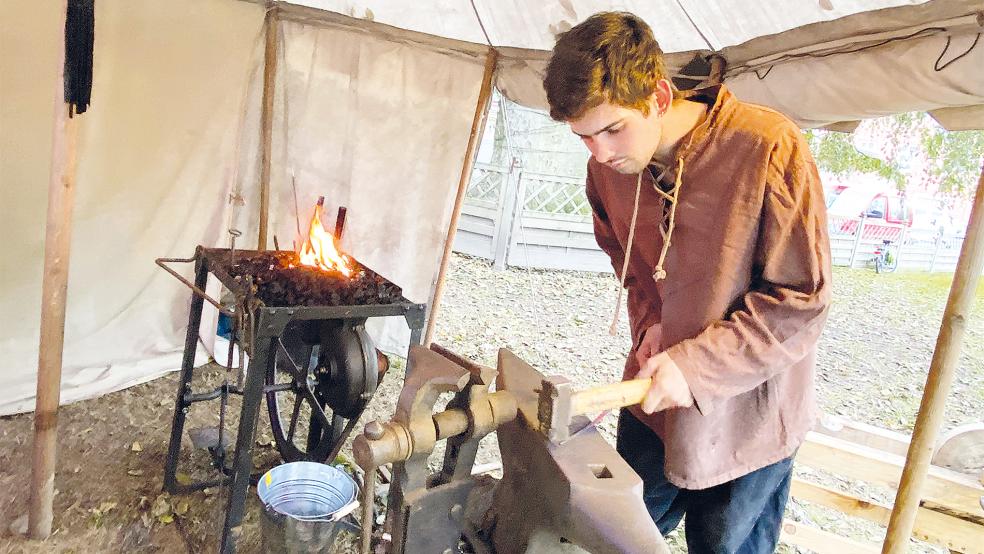 Nick aus Lathen arbeitete als Kunstschmied auf dem Mittelalter-Markt.  © Foto: Kuper 