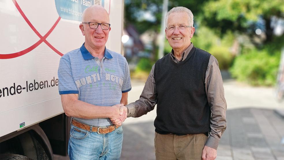 Dr. Dieter Babbel gratuliert Gerhard Sanders aus Weener (links) zu seiner 100. Blutspende.  © Foto: DRK