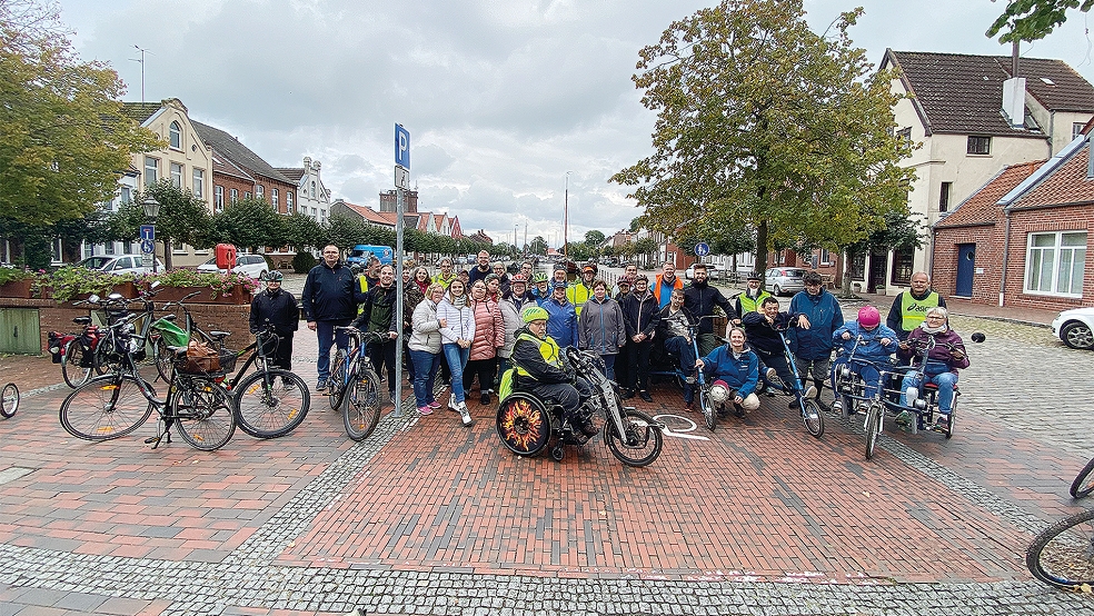 Die Teilnehmer der »inklusiven Fahrradtour« am Alten Hafen in Weener.  © Foto: Kuper