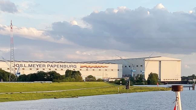 Höhere Masten vor dem Werfthafen