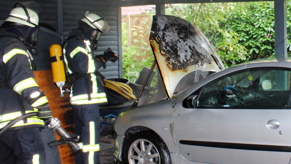 Das brennende Auto ist gelöscht, mit einer Wärmebildkamera überprüfen die Feuerwehrleute das Fahrzeug noch einmal auf versteckte Glutnester.  © Foto: Feuerwehr/Rand