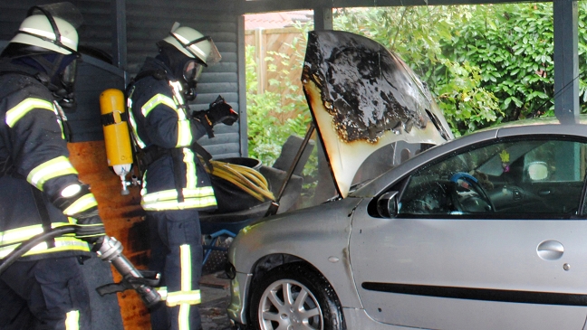 Peugeot brennt unter dem Carport